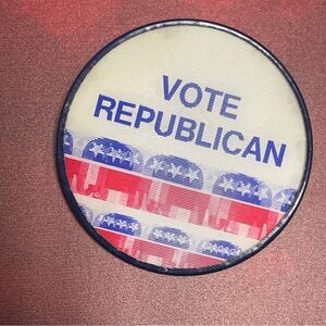 Vintage Vari-Vue "Vote Republican" Flicker Button – Rare Optical Campaign Pin
